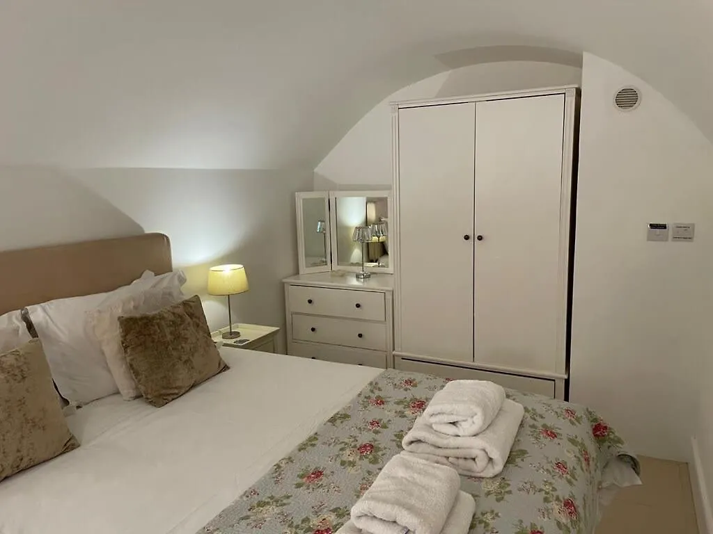Beautiful 3 Bed Basement Flat With Garden Apartment Bath