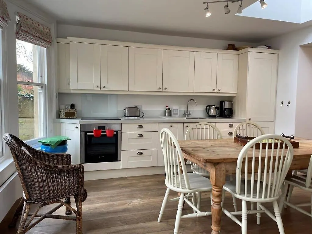 Beautiful 3 Bed Basement Flat With Garden Apartment Bath United Kingdom