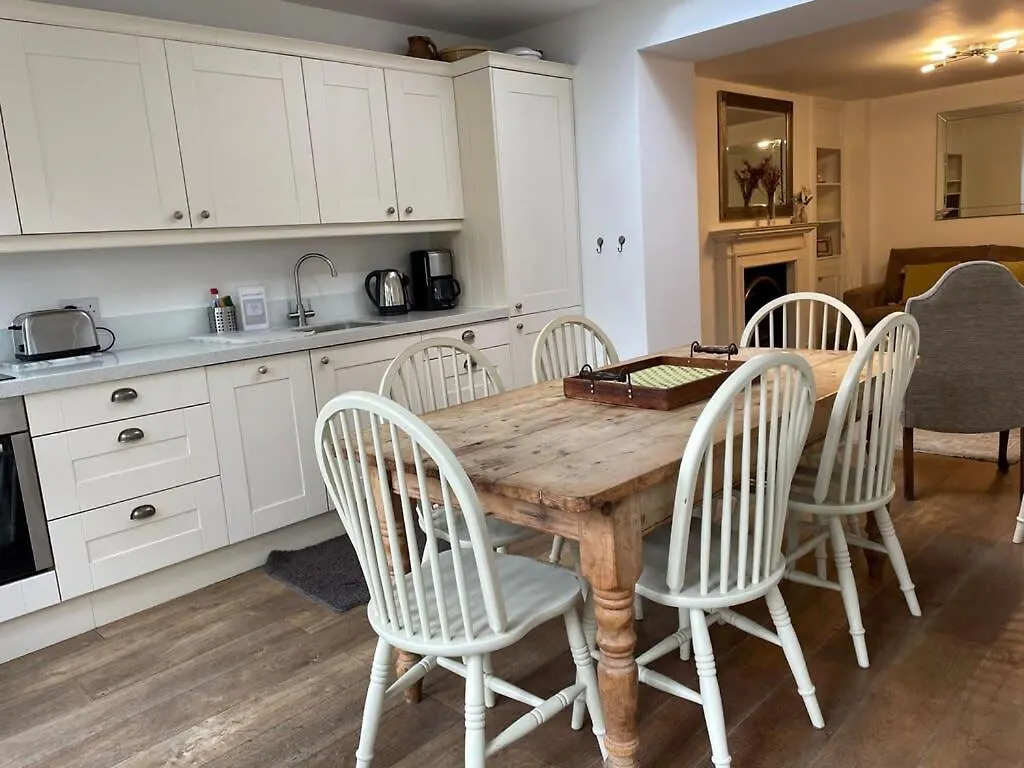 Beautiful 3 Bed Basement Flat With Garden location