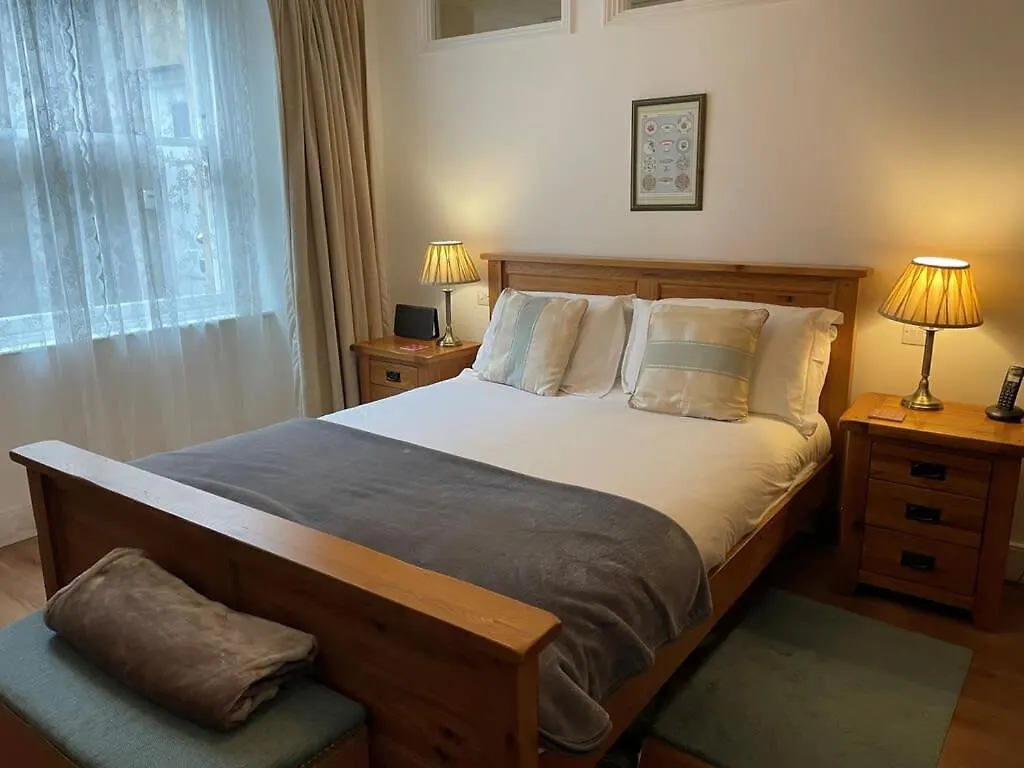 Beautiful 3 Bed Basement Flat With Garden Apartamento Bath 0*,  Reino Unido