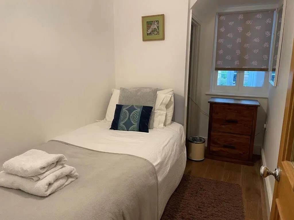 Beautiful 3 Bed Basement Flat With Garden Apartamento Bath Reino Unido